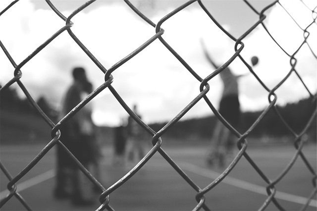 Fatti sulla recinzione del campo da tennis