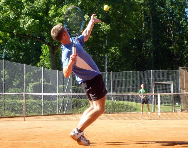 Come acquisire potere per colpire di nuovo nel tennis